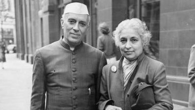 कांग्रेस की “अनपढ़” धरोहर विजयलक्ष्मी पंडित: जन्मदिन विशेष 

कहानी नेहरू की “अनपढ़” बहन की... जिसे नेहरू ने सोवियत संघ, अमेरिका और ब्रिटेन में भारत का राजदूत / हाई कमिश्नर बनाया... वो “अनपढ़” बहन जिसने कॉलेज तो छोड़िये, स्कूल का भी मुंह नहीं देखा था, फिर भी उसे यूपी में मंत्री