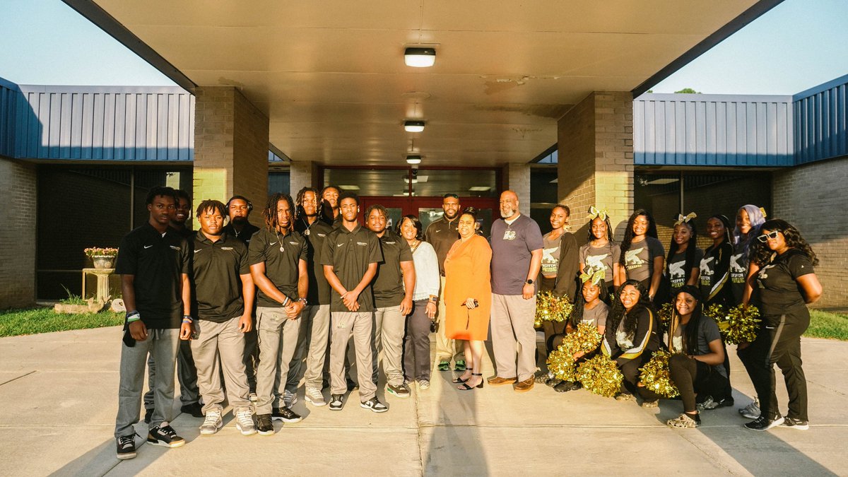 FESstingrays's tweet image. A special thanks to the Griffin Football Team and Cheerleaders for kicking off Fist Bump Friday at FES!  It made our students' day!