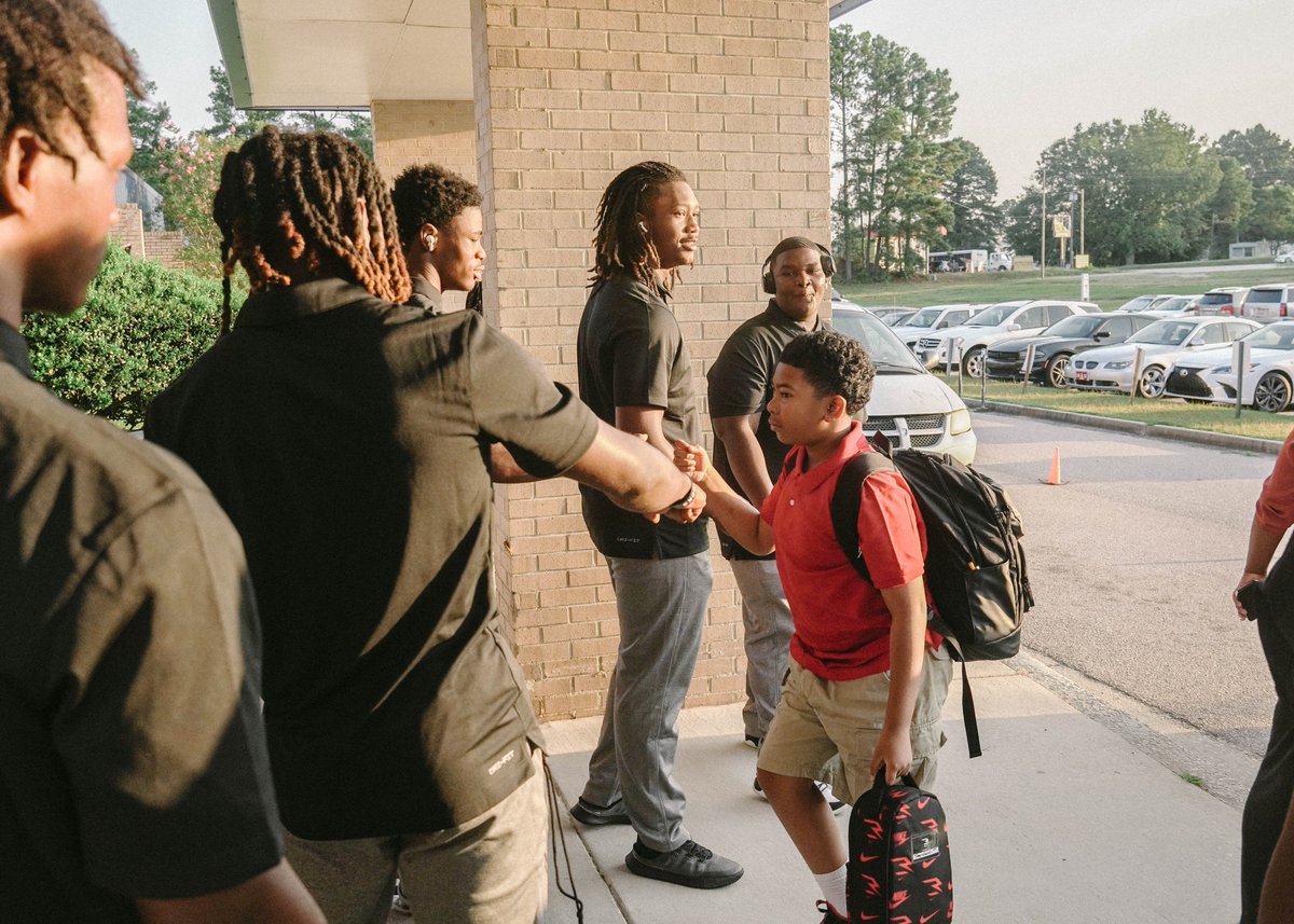 FESstingrays's tweet image. A special thanks to the Griffin Football Team and Cheerleaders for kicking off Fist Bump Friday at FES!  It made our students' day!
