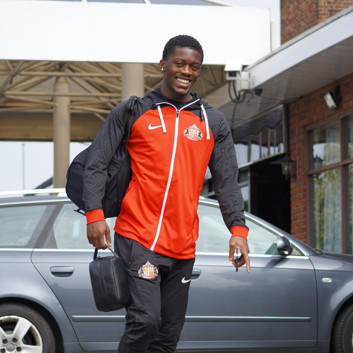 Stretching the legs ahead of this evening's fixture🚶‍♂️ 

#SAFC | #PL2