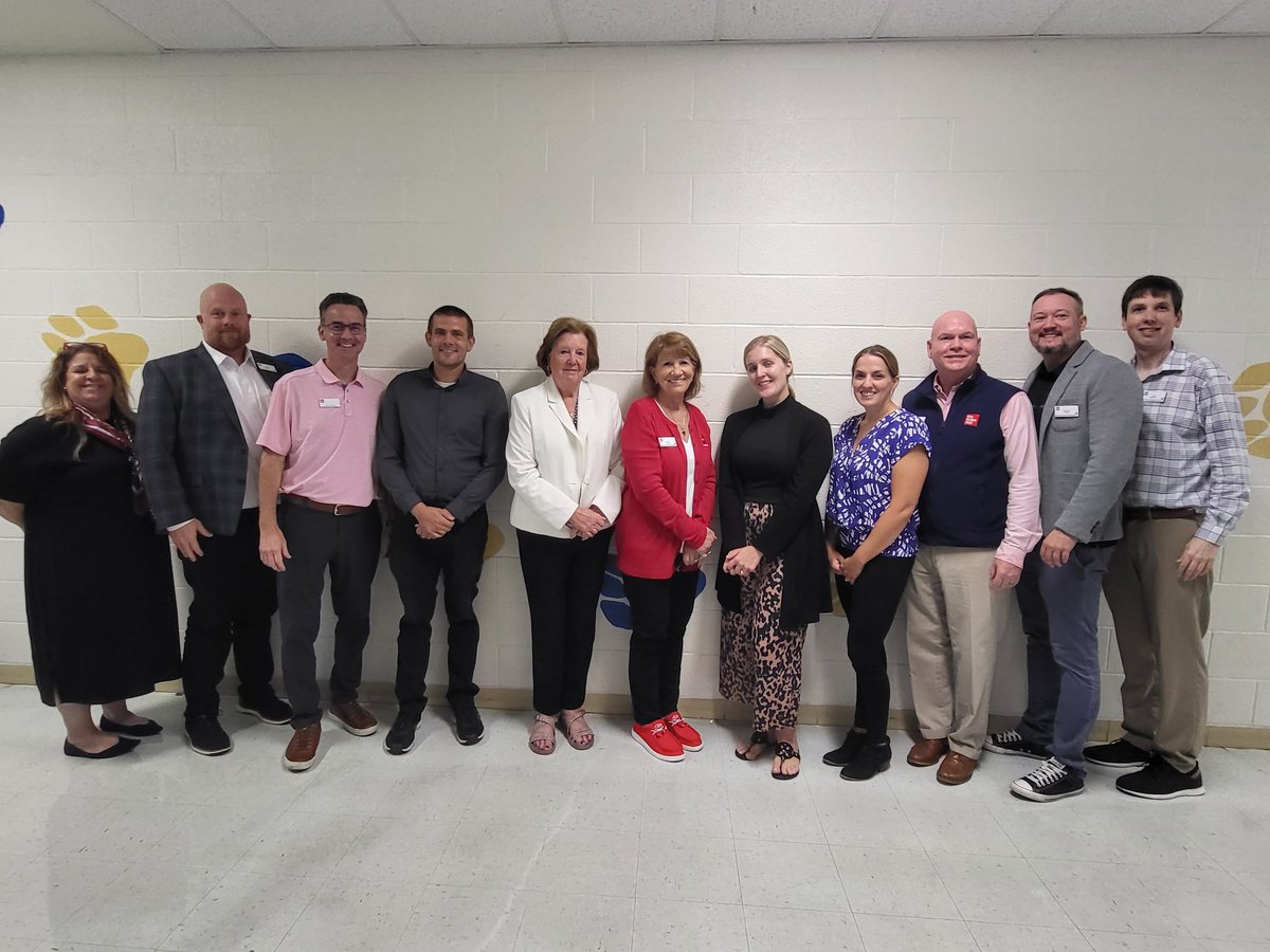 SSislerFCPSmath's tweet photo. The @McGrawHillK12 team has been phenomenal today!!! So thankful for their support! @David10Graham #fcpssecmath https://t.co/QmK8PpBLPT