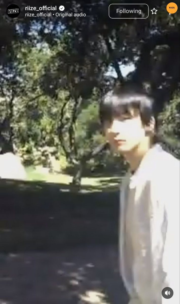 zonariize's tweet image. dear! walaupun kualitas videonya 144p tapi anton dan member riize! yang lain tetep keliatan cakep😭😭🧡