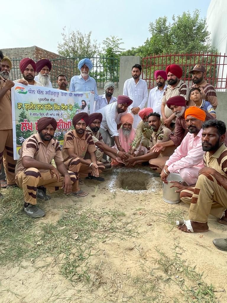 Followers of Dera sacha sauda celebrate the birthday of Saint Gurmeet Ram Rahim Ji by planting the trees 🎄🌴.
#GiftOfTrees
#56thBirthdayOfSaintMSG #56thBirthdayWithTreePlantation
#GREEN
#GreenInitiative
#TreePlantation
#Ecofriendly
#DeraSachaSauda
#RamRahim
#GurmeetRamRahim