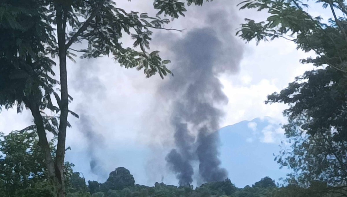zawmoethant71's tweet photo. The military council's troops & so_call militia coalition forces invaded again to #ThaSi village S/KaLay city Sagaing Div set ablaze, destroyed residents houses & stole people's properties.
https://t.co/Y8MIQ448TA
#2023Aug18Coup
#LegalizationOfNUG
#WhatsHappeninglnMyanmar https://t.co/mskmhxpj0D