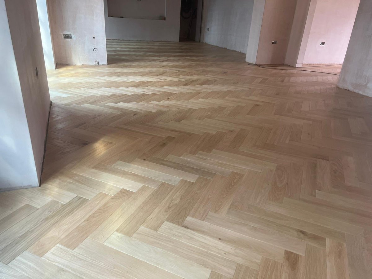 planet_flooring's tweet photo. Supplied, fitted and finished these oak herringbone blocks in a beautiful property in The Witterings. Finished with 3x coats of #Loba lacquer https://t.co/vuR76g0IFA