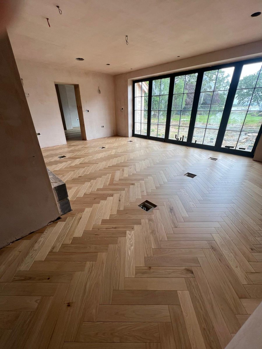 planet_flooring's tweet photo. Supplied, fitted and finished these oak herringbone blocks in a beautiful property in The Witterings. Finished with 3x coats of #Loba lacquer https://t.co/vuR76g0IFA