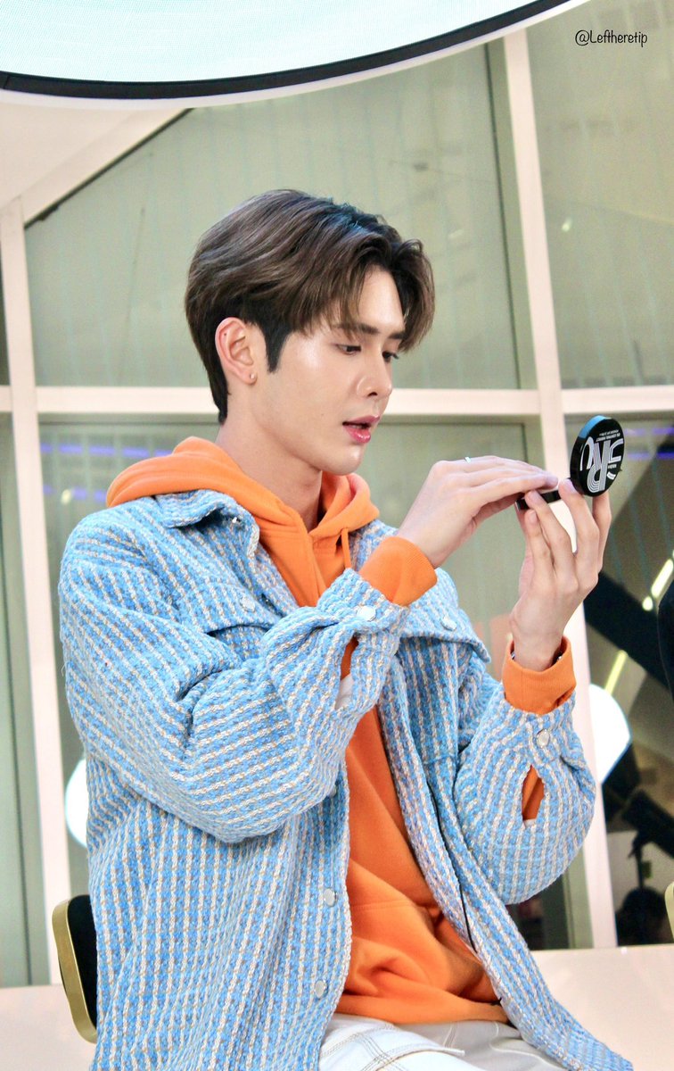 Leftheretip's tweet photo. พ่อค้าร้านนี้หล่อมาก อยากโยนเข้าแท็กพ่อค้าหล่อบอกต่อด้วย แต่อ่อ คนเขารู้กันหมดละ >\\\\\<
#MISTINExJAMES
#MISTINEHappywithJames
#JamesSu https://t.co/PUQsmE7MMU
