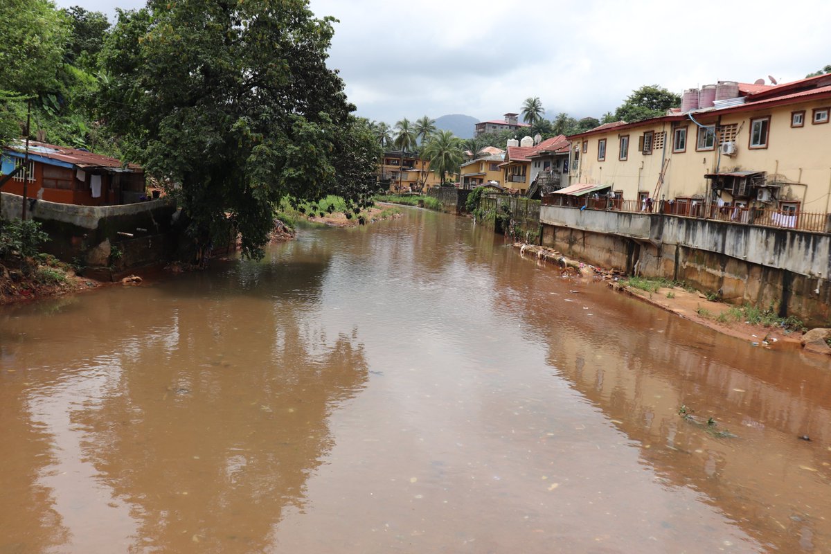 NwrmaSL's tweet image. With @WorldBank support thru #Resilience_Urban_Sierra_Leone_Project(RUSLP), we're developing a #Hydromet&amp;amp; Flood #EarlyWarningSystem (EWS) for 🇸🇱. We've installed #diversensors in some #waterwaysin Freetown to integrate resilience and #EWS across urban settlements. #Water