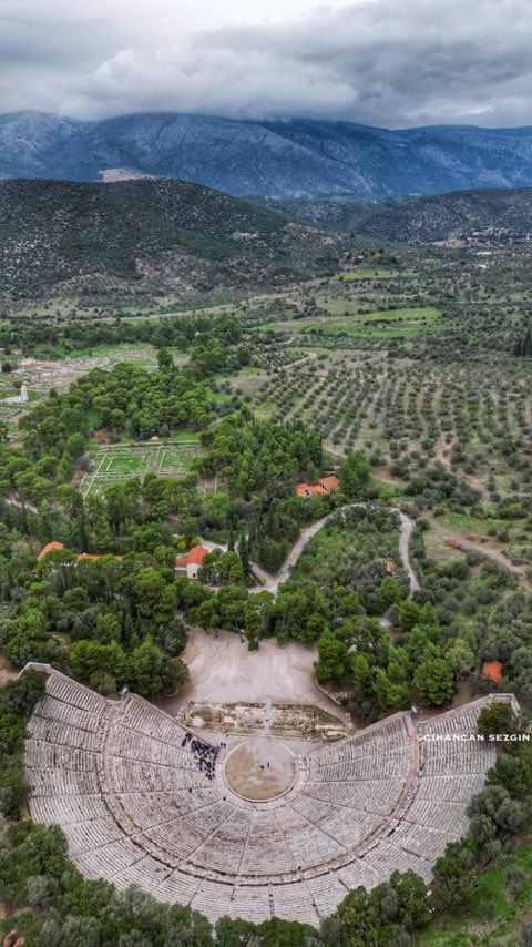 The theatre of Epidauros in Greece. Should be on EVERYONE bucket list. #Greece #travel #Europe #bucketlist #theatre