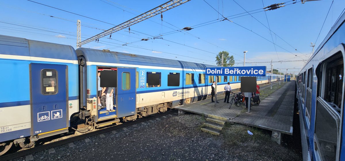 sergiowct's tweet photo. #EC172 Hungaria Budapest-Hamburg(160min delay)
#EC170 Berliner Praha-Berlin(40min delay) possibly picking passengers from Hungaria as it's way overcrowded.
#R680 Labe (9 min delay) continues the journey according to plan.
Info for @DB_Bahn
Something happened with Hungaria https://t.co/bozhTVyGhm