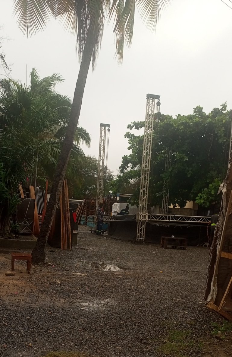 SeeDeblay's tweet image. Those of you coming to #FrontBack this evening, don&apos;t fret at all regardless of the rain they&apos;re still cooking!! 
#Ghana #Events #FridayNight