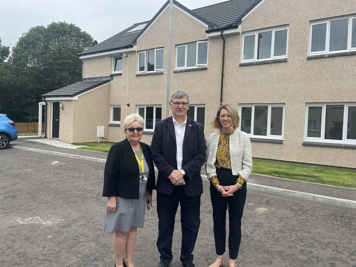 🙋🏼‍♀️ @JennyGilruth MSP was invited along to @PersimmonHomes’ West Mill development in Markinch this morning, to learn more about their affordable housing programme. 🤝 Funded with over £1.5m of @scotgov investment, the site also includes 23 @kingdom_ha homes for those in need.