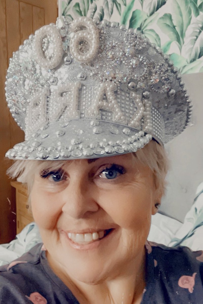 7792_44's tweet image. My beautiful daughter bought me this loving life at60