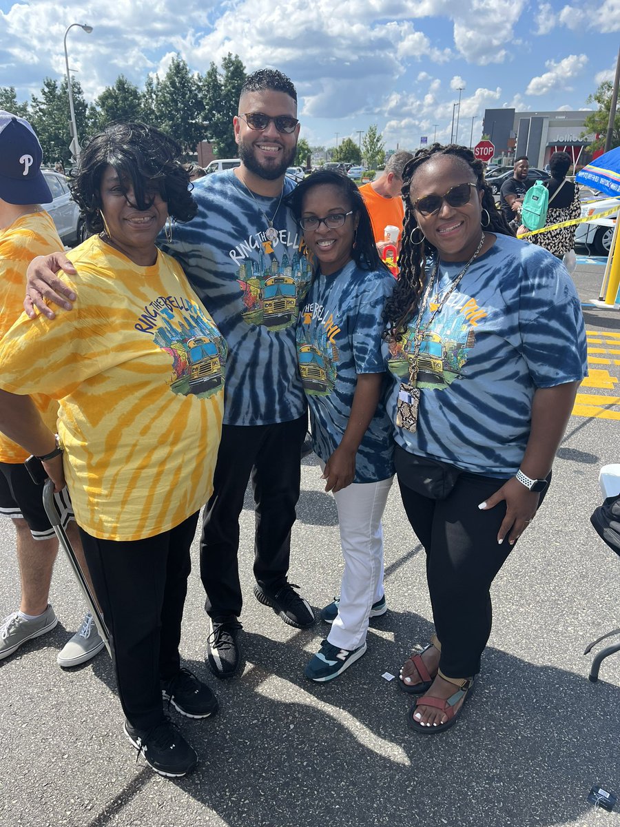 ELEVATEHIGHR's tweet image. 🚌 Thank you for joining us at our Back-to-School Bus Tour! We hope you found it informative and exciting. Wishing all of our students a fantastic school year ahead! 📚🎉 #SDPBusTour #RingtheBellPHL #phled @PHLschools @watlington_sr @EvelynNunez608