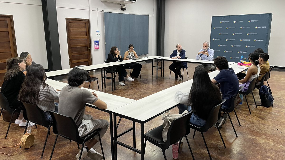 _emhsv's tweet photo. #Becas | Rafael “Lito” Ibarra, presidente y director ejecutivo de #SVnet, visitó nuestra Escuela para conversar con los estudiantes becarios. #SVnet es uno de nuestros donantes de becas más importantes.
¡Gracias por tu visita, Lito! 🤝✨ https://t.co/DVAhC9kRU6