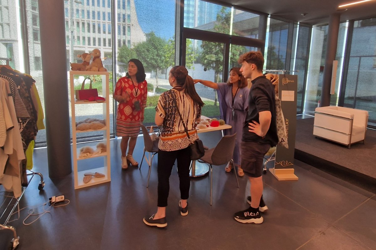 PeruMODA's tweet image. @Promperu 🇵🇪organizó y lideró una misión tecnológica de diez representantes regionales a la feria #PittiFilati, feria italiana considerada la más importante para los especialistas del sector de hilados y prendas de punto a nivel global🔝🌎
#PeruModa #Moda