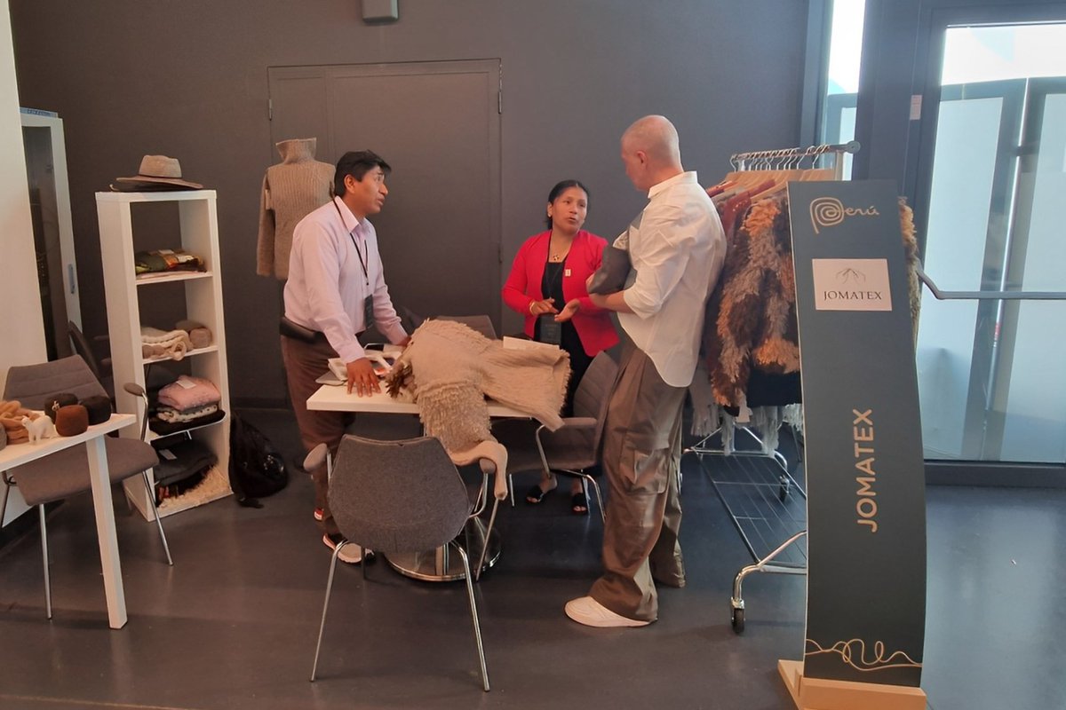 PeruMODA's tweet image. @Promperu 🇵🇪organizó y lideró una misión tecnológica de diez representantes regionales a la feria #PittiFilati, feria italiana considerada la más importante para los especialistas del sector de hilados y prendas de punto a nivel global🔝🌎
#PeruModa #Moda