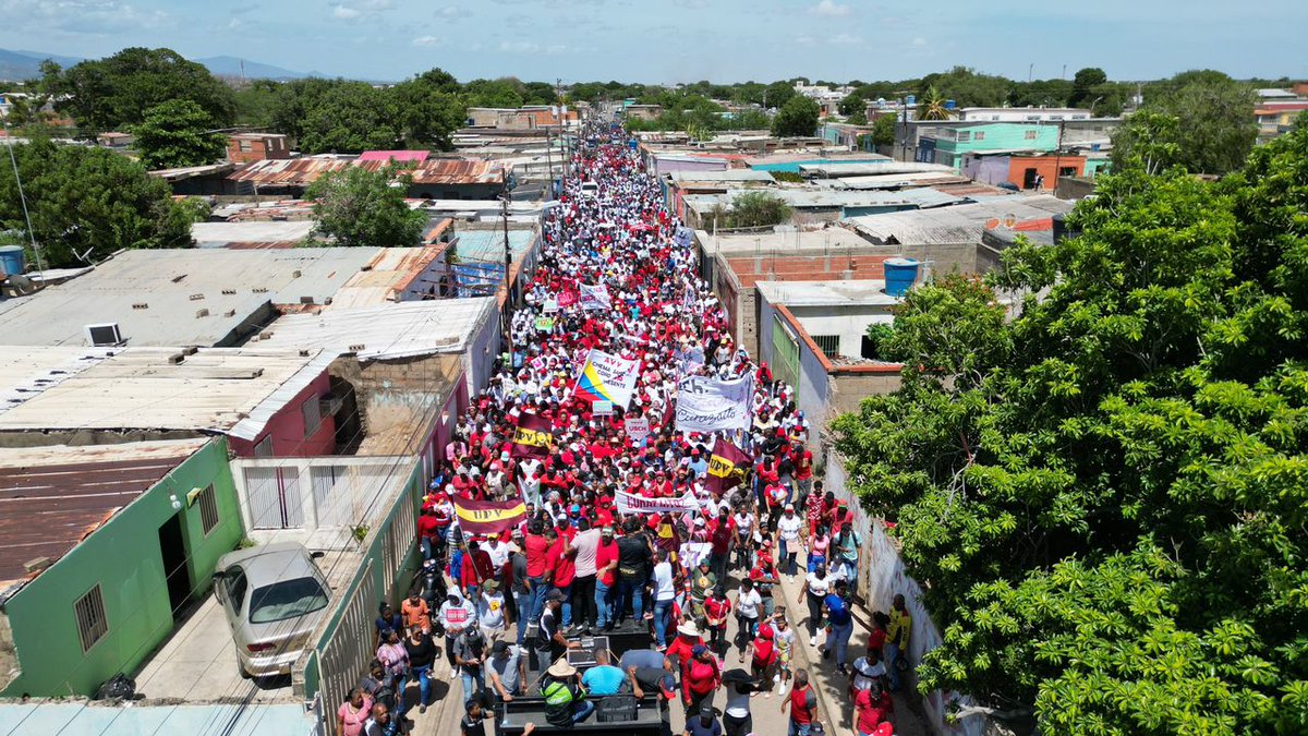 NicolasMaduro's tweet photo. En el estado Falcón el Poder Popular sigue en las calles, siempre consecuente y dando muestra de un verdadero despliegue. Abrazo al Pueblo de la parroquia San Antonio del Municipio Miranda, en Coro. ¡Estamos demostrando de qué estamos hechos! ¡Conciencia y Lealtad para Vencer! https://t.co/vWz6ZnopNm