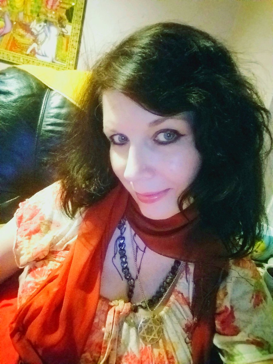 Bono66020372's tweet photo. #selfie  #happyweekend from #gypsygal  #norwichgal #soulgirl #lorrainewardmodelnorwich . I'm suddenly getting loads of #fbfriendsrequests 940 + fb friends requests &amp; it makes me wonder why &amp; who are all these people? I'm also on #tiktok #utube #LinkedIn #Pinterest #instagram etc https://t.co/CPv0B7SEiH