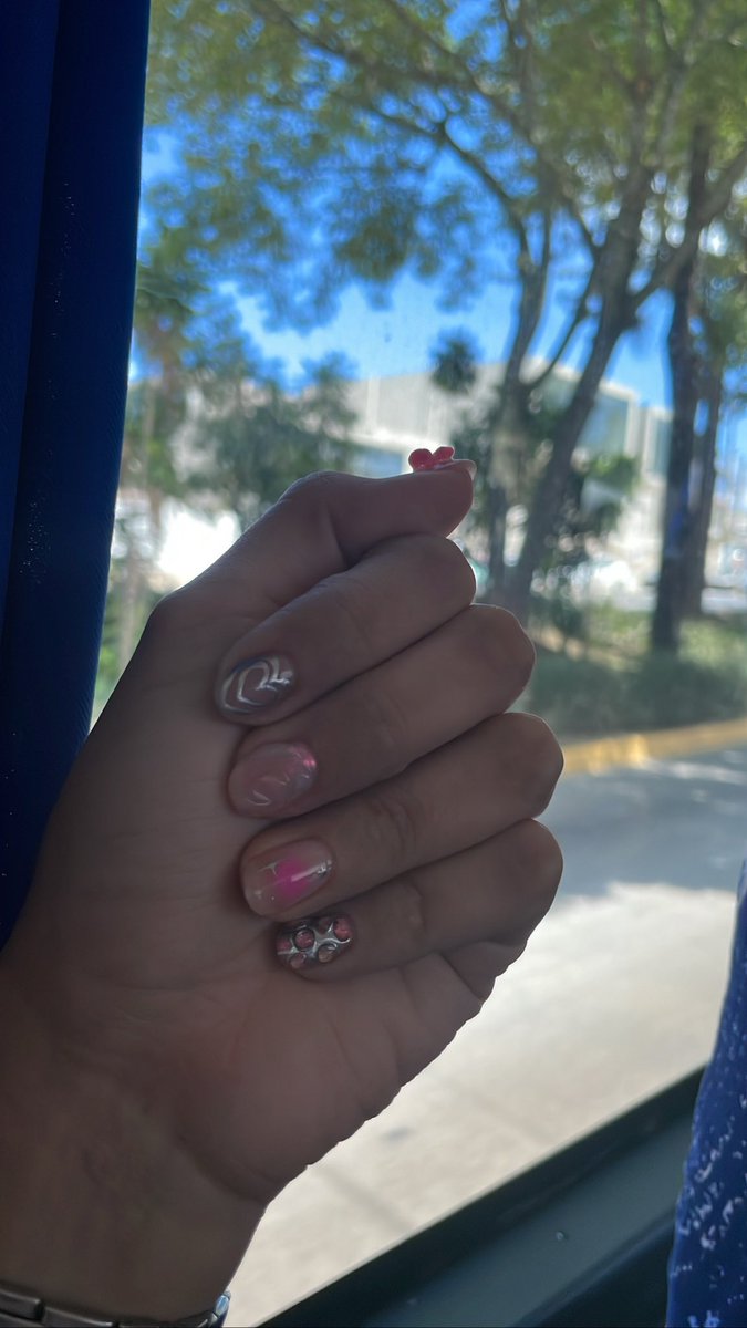 Vaniparati's tweet photo. @BeautyOfertasMx En Xalapa, Veracruz está Nailune y hace cosas preciosas😍 las dos han sido gelish sobre mi uña natural. Las primeras me salieron en $450. Neta deben ir con ella si son de Xalapa🥰 https://t.co/ZYyiTH88D3