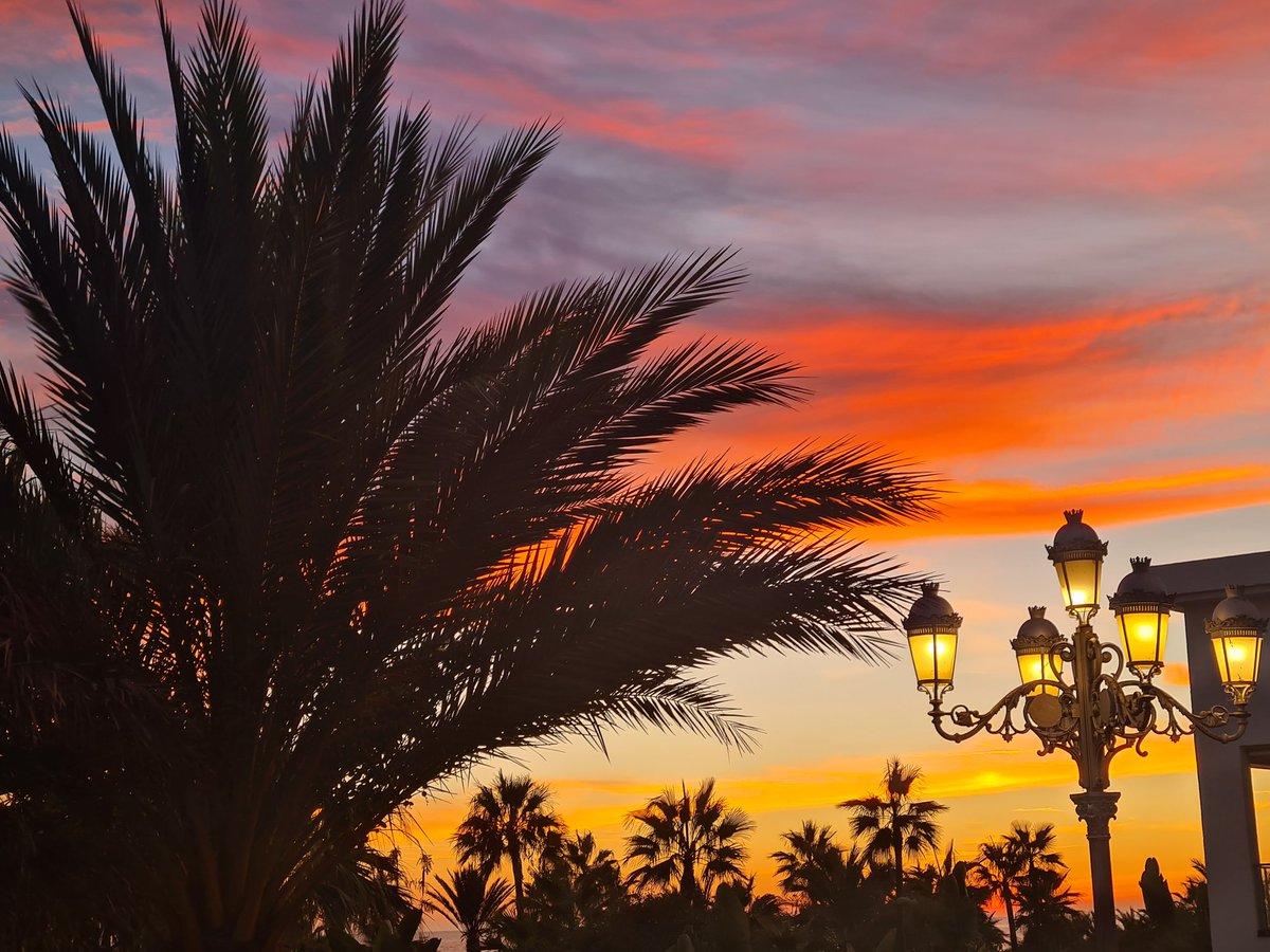 LucyRandallGum's tweet photo. What an end to 2 long long days 😍😍😍😍😍 #Sunset #Spain 🇪🇸 #ReadyToSleep 😴 https://t.co/tsijdHyPyJ