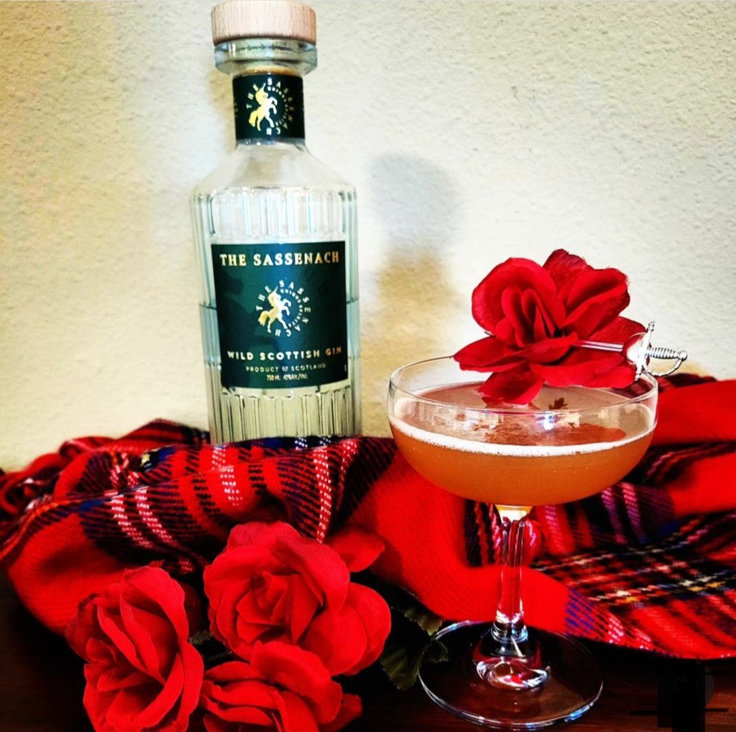 LocaLady100's tweet photo. To celebrate the amazing story, the talented actors @SamHeughan @caitrionambalfe the skilled author @Writer_DG and the birth of a new spirit @SassenachSpirit #SassenachWildScottishGin. 
The Rose  and The Warrior 
2 oz Gin
1 oz Earl Grey syrup
1/2 oz 🍋 juice
 🍊 Bitters spritz https://t.co/ayZEf627cy