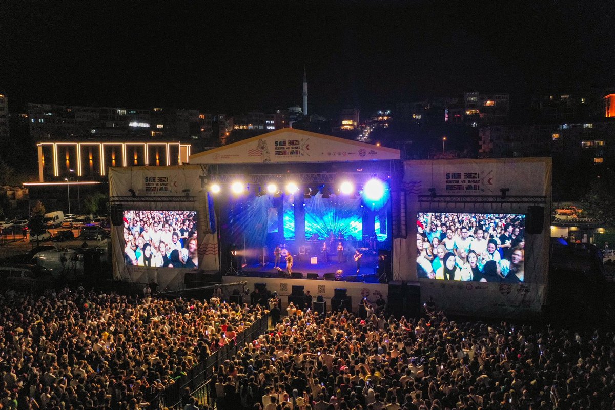 Sen, Ne Güzelsin Şile! 😊😊 34. Uluslararası Şile Bezi Kültür ve Sanat Festivalimizde bu akşam sahnede Murat Dalkılıç bizlerleydi. Eşsiz performansına eşlik eden muhteşem bir koroyla bizlere keyifli yaz akşamı yaşatan sanatçımıza ve alanı doldurarak coşkumuza ortak olan…