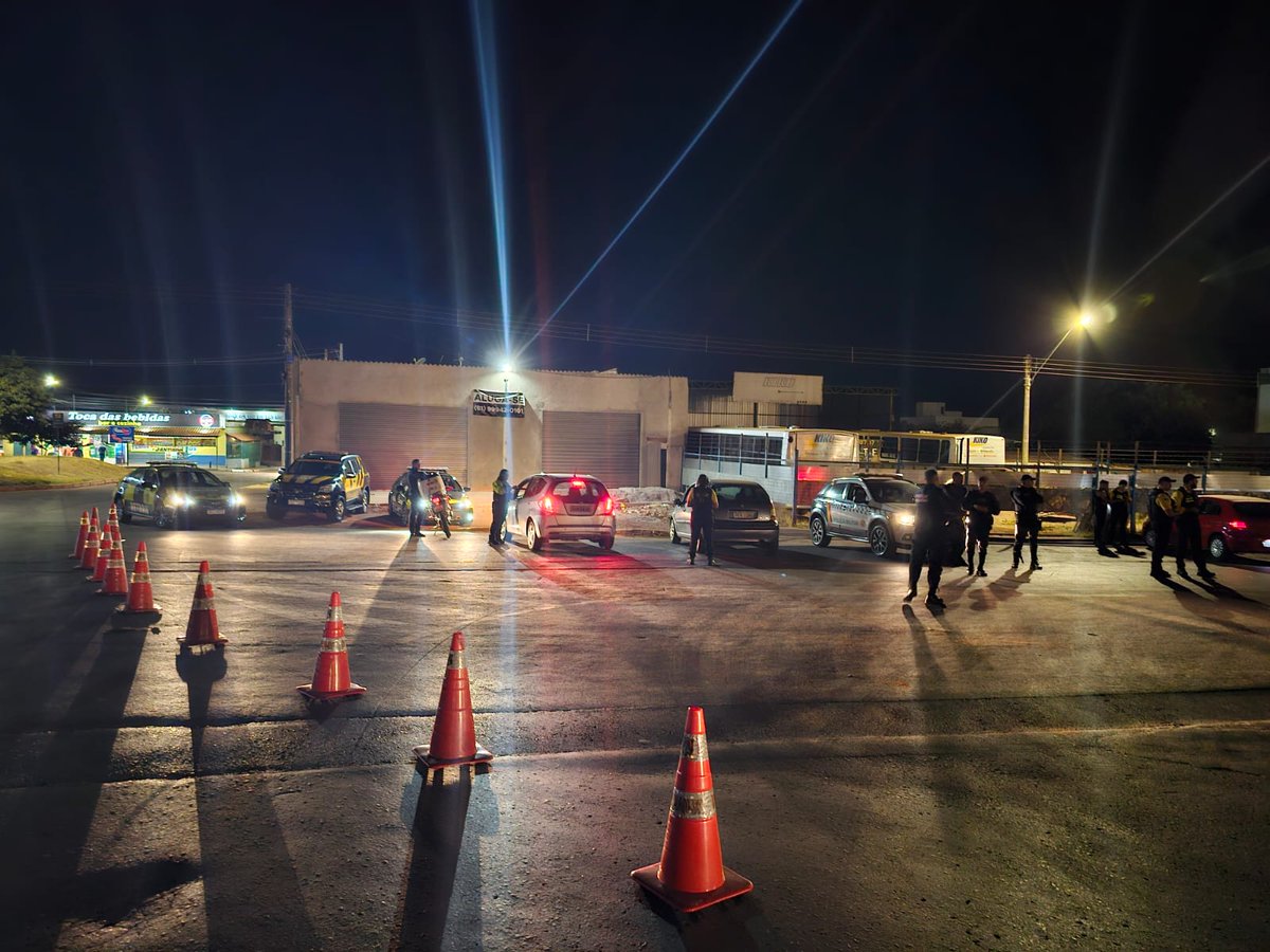 detrandfoficial's tweet image. 🚨 #DetranDF recupera veículo com suspeita de roubo e furto. O Fiat Stilo Sporting foi flagrado durante a Operação Caisp, no Itapoã.

🚗 O motorista era inabilitado e foi conduzido até a 6ª DP do Paranoá.

🚧 A operação ocorreu a noite desta quinta-feira (17), com apoio da #PMDF.