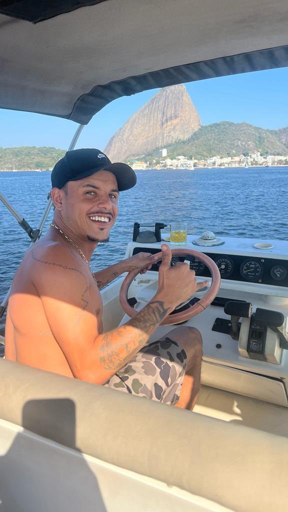 🛥️😎