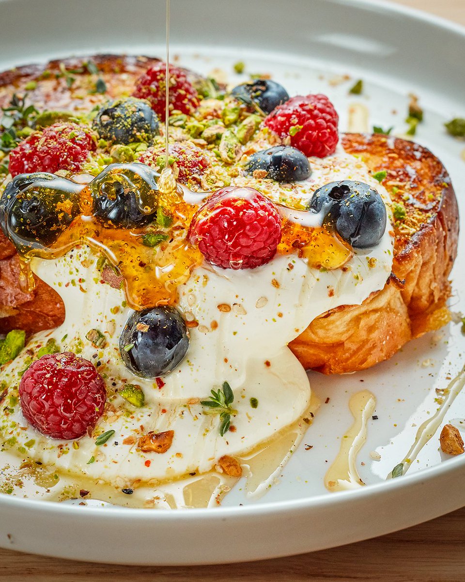 ldn_amber's tweet photo. A sweet start to Saturday is the best promise of a wonderful weekend. May the days ahead be as delicious as honey on challah toast! π― #ChallahToast #LondonBrunch https://t.co/p4gZSrE7pQ