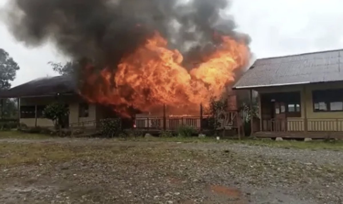 TracTerrorism's tweet photo. Titus Murib Armed Criminal Group #Raze a Number of Public Facilities, #Telecommunication Tower and Residential Homes in #Llaga, #Pucak Regency, Central #Papua, #Indonesia #Arson #Separatists
https://t.co/6cXj4srAF4 https://t.co/oEkefeLhv5