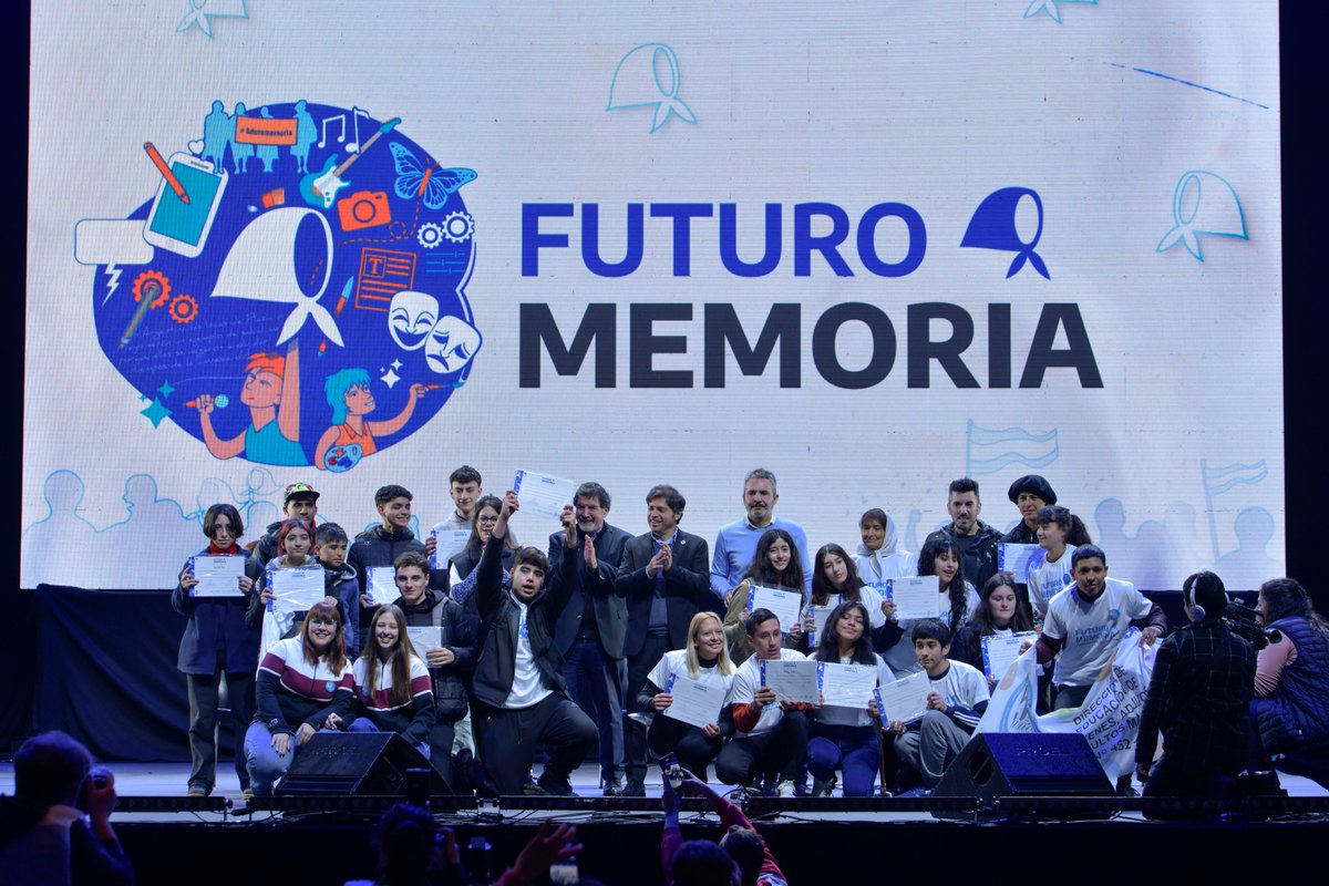 Kicillofok's tweet photo. Hoy en Tecnópolis confirmamos una vez más que los jóvenes son el motor de la transformación de la realidad y los artífices de una sociedad más justa.

Junto a nuestra querida Taty Almeida, @MatiasF_Moreno, @AlbertoSileoni y @ayelenlopez disfrutamos las producciones de los chicos y chicas que participaron en la 3ra edición de #FuturoMemoria, un concurso para fortalecer la democracia y las banderas de Memoria, Verdad y Justicia.

La memoria está viva en el arte y la militancia de nuestra juventud, en su compromiso y en sus ganas de construir un futuro pleno de derechos.

#DERECHOalFUTURO