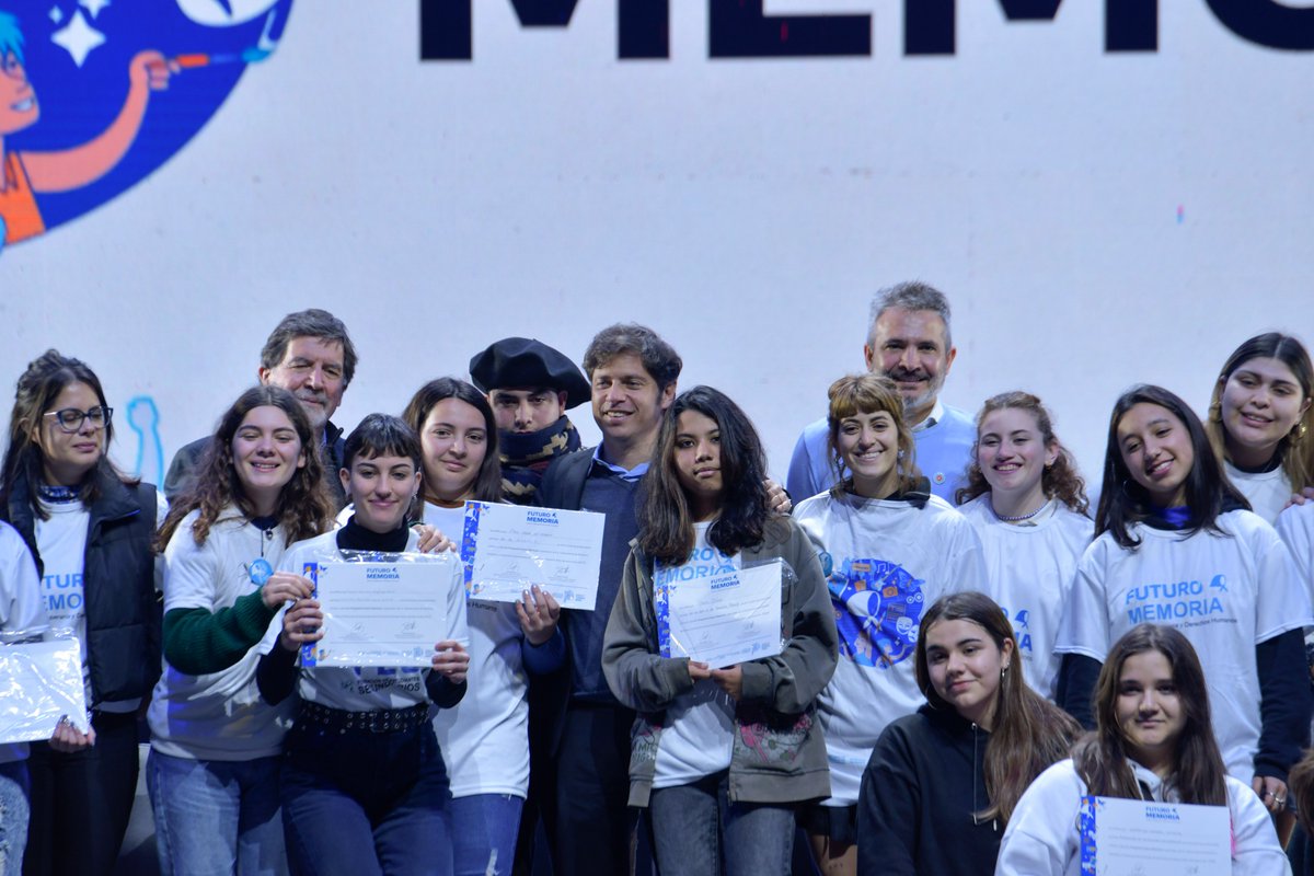 Kicillofok's tweet photo. Hoy en Tecnópolis confirmamos una vez más que los jóvenes son el motor de la transformación de la realidad y los artífices de una sociedad más justa.

Junto a nuestra querida Taty Almeida, @MatiasF_Moreno, @AlbertoSileoni y @ayelenlopez disfrutamos las producciones de los chicos y chicas que participaron en la 3ra edición de #FuturoMemoria, un concurso para fortalecer la democracia y las banderas de Memoria, Verdad y Justicia.

La memoria está viva en el arte y la militancia de nuestra juventud, en su compromiso y en sus ganas de construir un futuro pleno de derechos.

#DERECHOalFUTURO