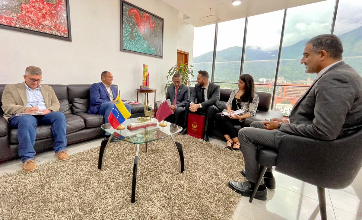 Ministro <a href="/rvaraguayan/">Ramón Celestino Velásquez Araguayán</a> sostuvo una reunión estratégica con el Excelentísimo Embajador del Estado de Qatar en Venezuela, Rashid Fetais, encuentro que se centró en potenciar aún más, las relaciones bilaterales entre los dos países en materia de transporte, especialmente en el