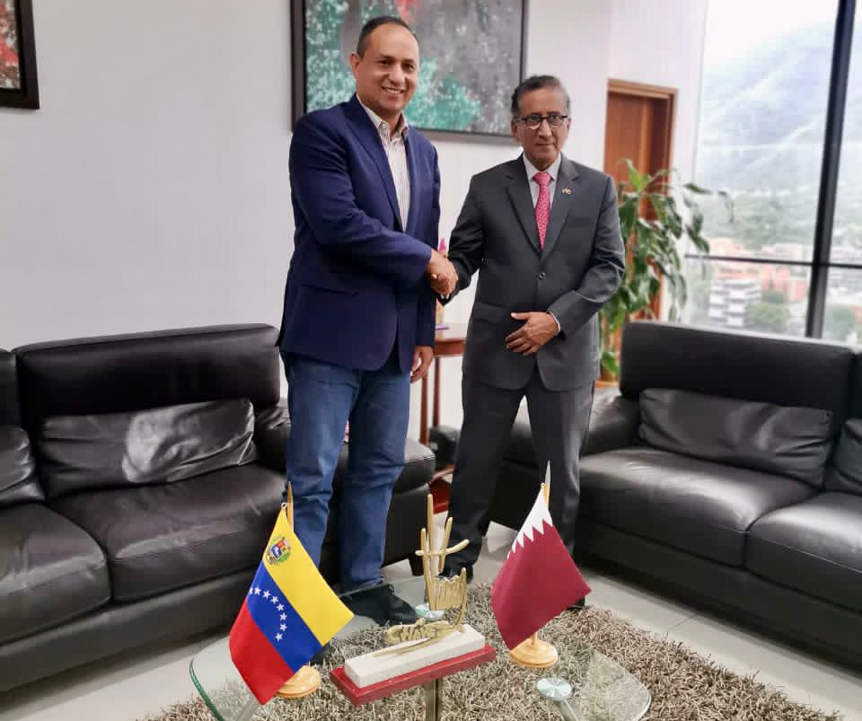 mintransporteve's tweet photo. Ministro @rvaraguayan sostuvo una reunión estratégica con el Excelentísimo Embajador del Estado de Qatar en Venezuela, Rashid Fetais, encuentro que se centró en potenciar aún más, las relaciones bilaterales entre los dos países en materia de transporte, especialmente en el desarrollo y fortalecimiento de rutas aéreas y marítimas 

#VamosConLasBricoMiles