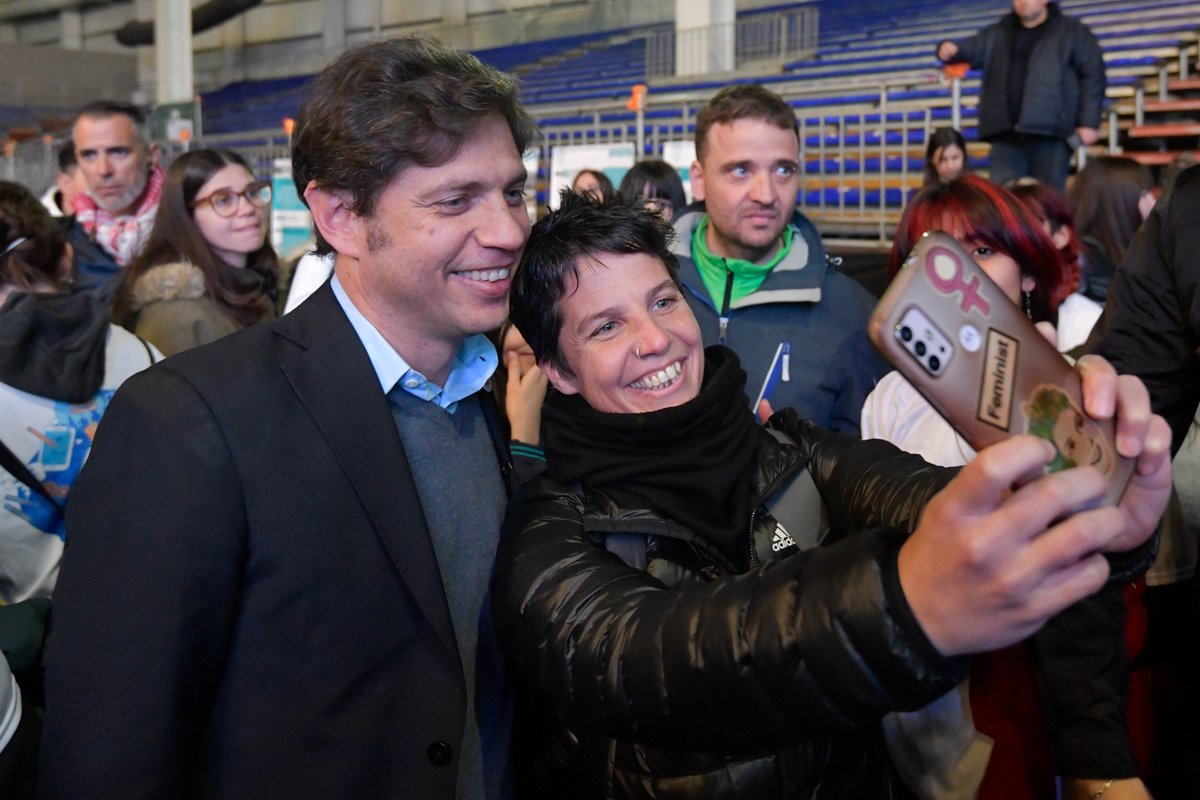 Kicillofok's tweet photo. Hoy en Tecnópolis confirmamos una vez más que los jóvenes son el motor de la transformación de la realidad y los artífices de una sociedad más justa.

Junto a nuestra querida Taty Almeida, @MatiasF_Moreno, @AlbertoSileoni y @ayelenlopez disfrutamos las producciones de los chicos y chicas que participaron en la 3ra edición de #FuturoMemoria, un concurso para fortalecer la democracia y las banderas de Memoria, Verdad y Justicia.

La memoria está viva en el arte y la militancia de nuestra juventud, en su compromiso y en sus ganas de construir un futuro pleno de derechos.

#DERECHOalFUTURO