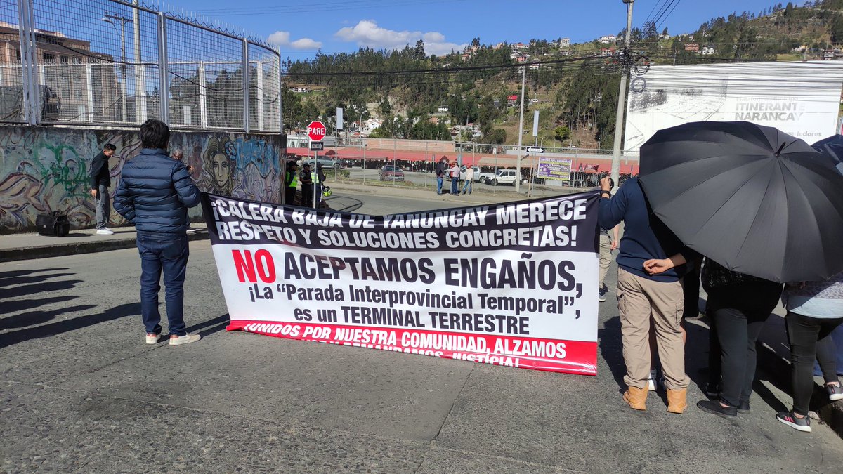 BDesprotegidos's tweet photo. Barrio Calera Baja! Hace sentir nuevamente su inconformidad! Es contra el desorden del nuevo punto de control y los problemas que está generando AUTORIDADES se pide oídos! @MunicipioCuenca @emov_ep @czamoramatute @DarioOrdonezA https://t.co/ieK3Wo8GII