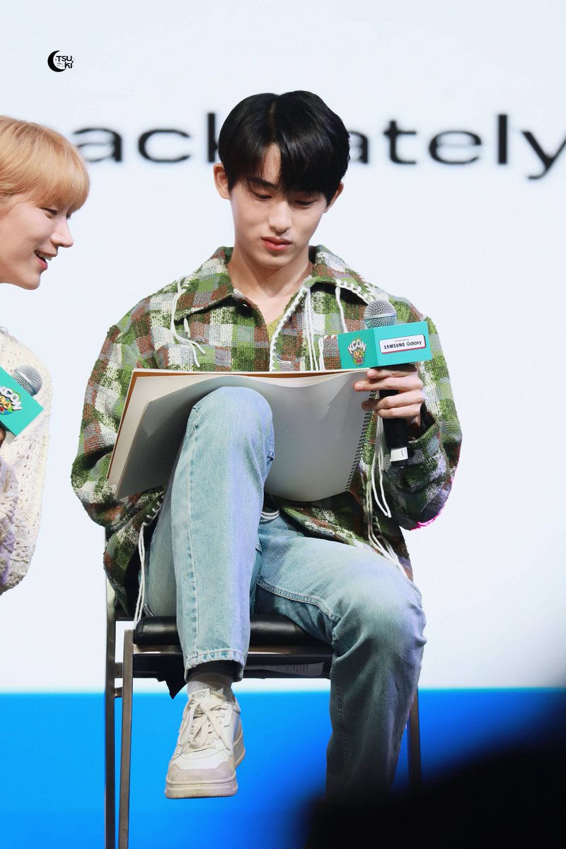 wwfolder's tweet photo. "Be rich" - #winwin 

#WINWIN_KCON_LA 
#KCONLA2023 https://t.co/tFoueGoZ9p