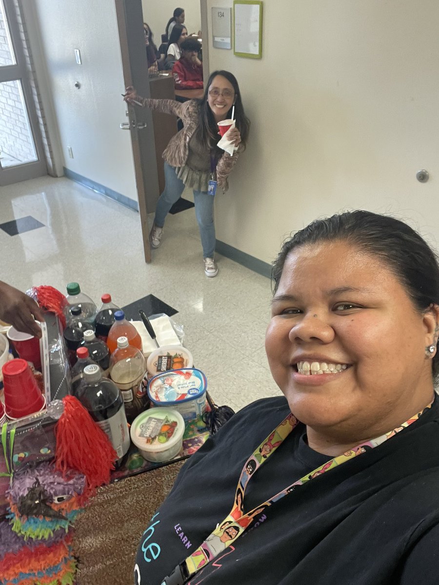 lmslionsread's tweet photo. What a great way to end our #IrvingFirstWeek! @Lamar_MS Ts helped us FLOAT through this 1st week! So glad we got to help them FLOAT into this weekend! #therescake2 #sodafloats #ourhouse @Read_MsAlcaraz @SEL_Champions #positivitydrivers https://t.co/A0dZqTvJjz