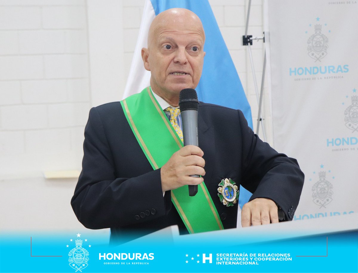 CancilleriaHN's tweet photo. 📌| El Gobierno de la Presidenta @XiomaraCastroZ otorgó la Condecoración de la Orden José Cecilio del Valle en el Grado de “Gran Cruz Placa de Plata”, al Excelentísimo Señor Enrique Barriga Larraín, Embajador Extraordinario y Plenipotenciario de la República de Chile en Honduras https://t.co/8I1B0TmNL9