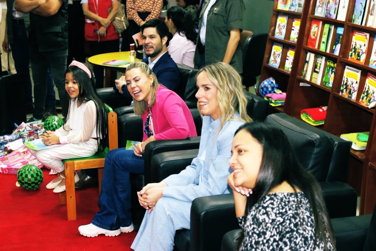 Jazmin Narvaez (@jaznarvaezo) on Twitter photo En Compañia de la Primera Dama de la Nación <a href="/LetiOcamposP/">Leticia Ocampos</a> y el Ministro de la niñez @waltergc9 estuvimos participando del festejo del Día del niño organizado en la Biblioteca del Congreso por la Senadora <a href="/lizarellapy/">Lizarella Valiente</a> En Compañia de la Primera Dama de la Nación <a href="/LetiOcamposP/">Leticia Ocampos</a> y el Ministro de la niñez @waltergc9 estuvimos participando del festejo del Día del niño organizado en la Biblioteca del Congreso por la Senadora <a href="/lizarellapy/">Lizarella Valiente</a>