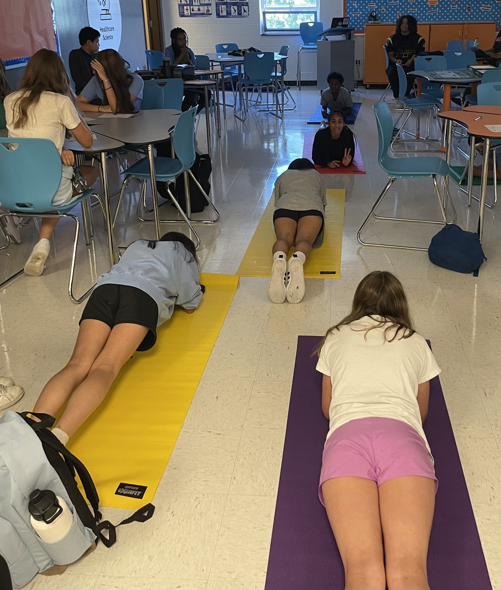 jwellman09's tweet photo. @explorekammerer Healthcare Science students decided that our first “Fitness Friday” of the school year should start with a plank challenge! @KammererCubs @ExploreJCPS 
#WeAreJCPs https://t.co/GKuuhJ2doD