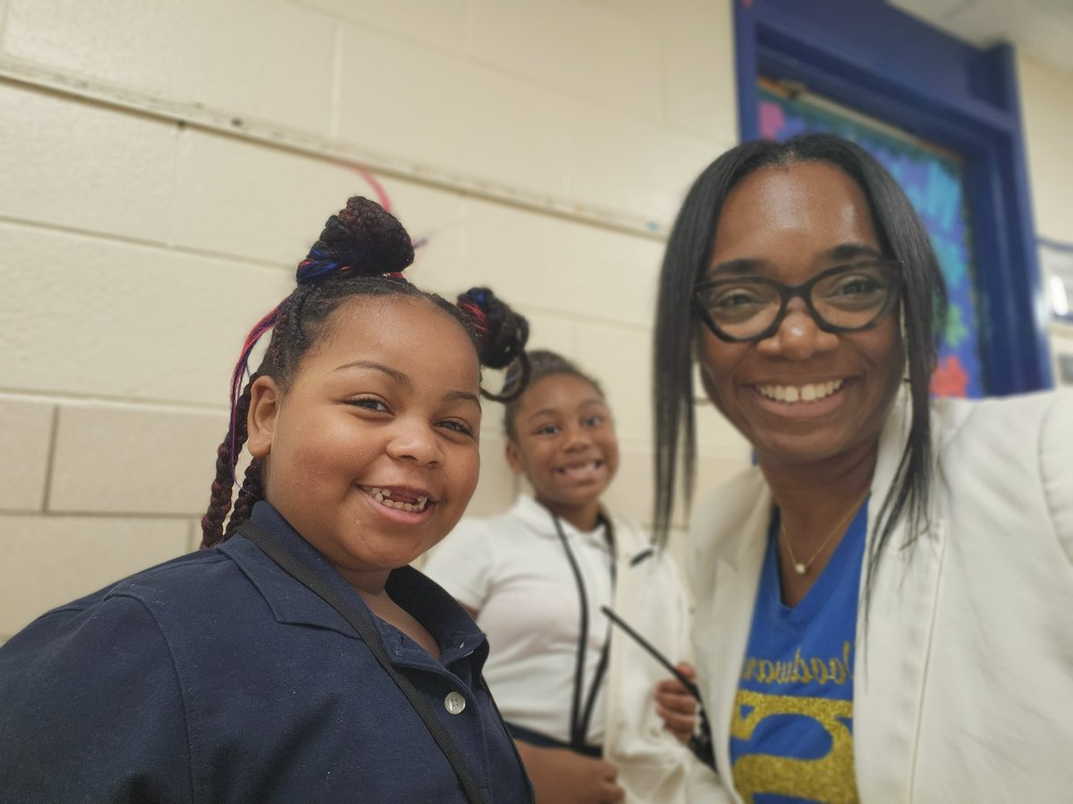 PrincipalDrH's tweet photo. Just a snip of fabulous faces Friday in our Wildcat Nation! A place where we stress pride in everything that we do!! 💪🏽 @DeKalbSchools @WEWildcatNation #Elevate #successbound 💯 https://t.co/2yASkvTPjX