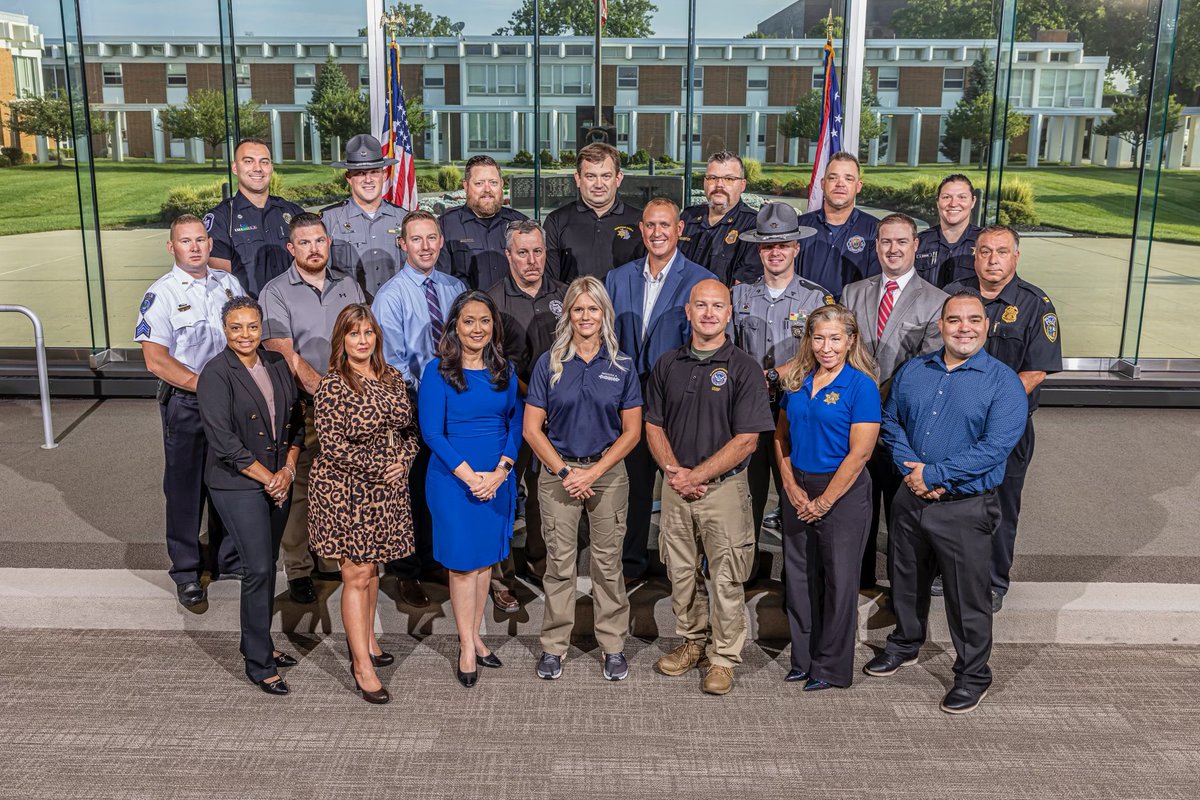 PaulChambersTV's tweet photo. Congratulations to the students of the @FBILEEDA Media and Public Relations in Columbus Ohio. #gobucks 

This was an amazing group of people. O-H 

For more information about the course click the link below.

https://t.co/YwG0idAuW8 https://t.co/NQhc6gR5FO