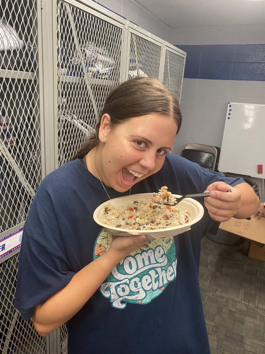 KckSoftball's tweet image. Breaking bread with our favorite @ChipotleTweets #softball #ForksUp #team44