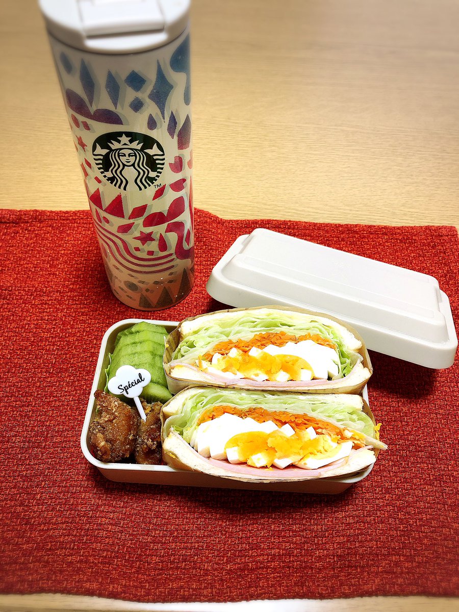 yatchanyattuke's tweet photo. 眠いが 出勤のための ランチを…🥲  (っω<。)ｸｩ  
…頑張って作ったよ💪

 #お弁当🥪🥝
 #具だくさん🥪
 #一応 見た目も大事😅
 #さぁ  いざ出陣(-(-д(-д(｀д´)д-)д-)-)🚩 https://t.co/UZCyFmHLqH