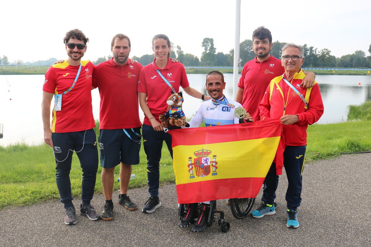 #EPC2023 | ¡@sergiohandbiker saborea en el podio su medalla de oro! 🥇 ➡️ El catalán no ha dudado en agradecer el trabajo del staff ¡Gracias a ti, Sergio! ¡Enhorabuena! 💪 #TeamESPCiclismo🇪🇦 @ciclistacofidis
