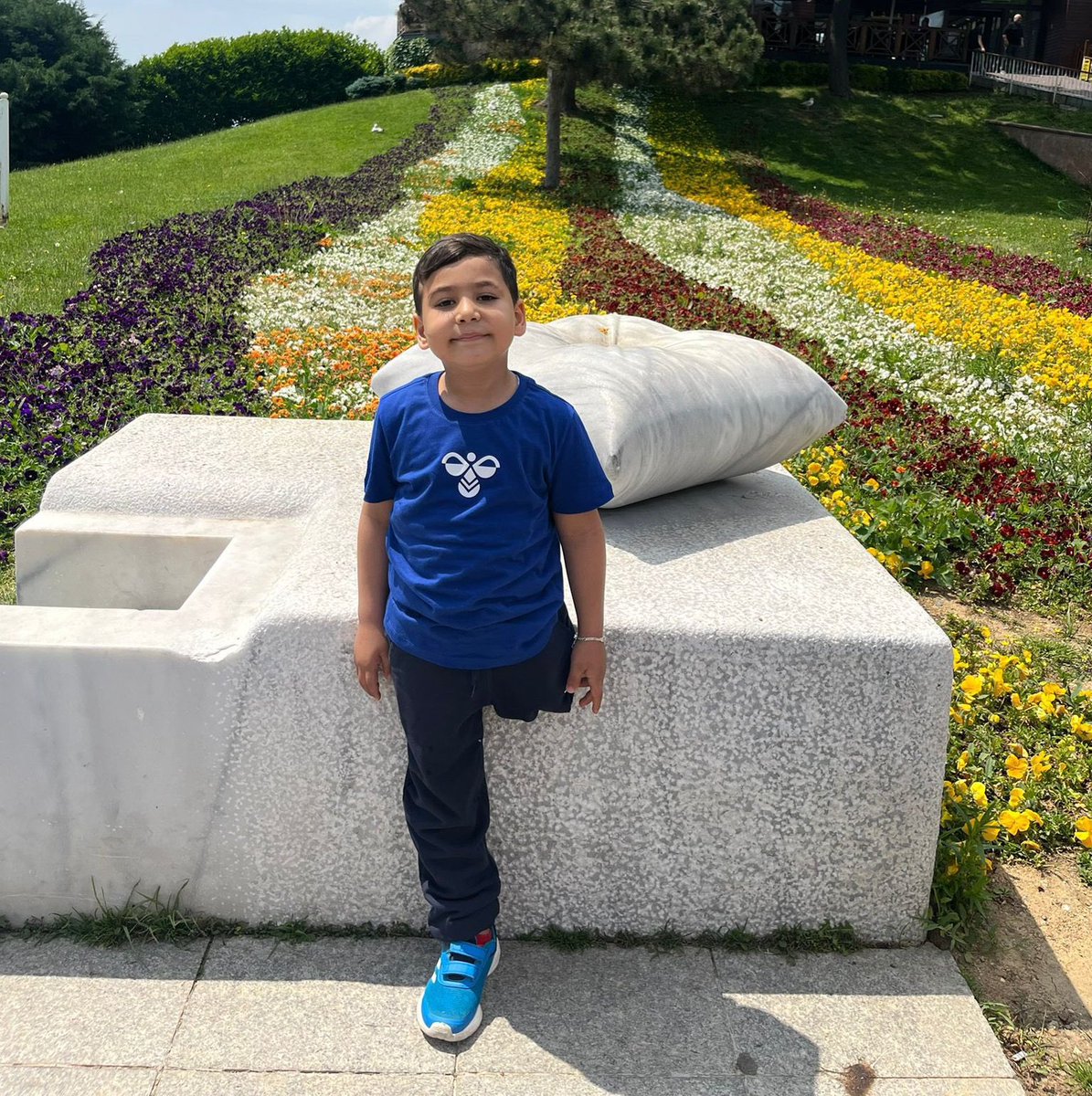 Emin, enkazdan 78 saat sonra sol bacağını kaybederek kurtuldu. Babası ve abisi depremde hayatını kaybetti. Emin, çok fanatik bir Galatasaraylı. Akülü araba, bilgisayar ve Galatasaray'ın maçına gitmek en büyük hayalleri.

<a href="/GalatasaraySK/">Galatasaray SK</a> 🙏