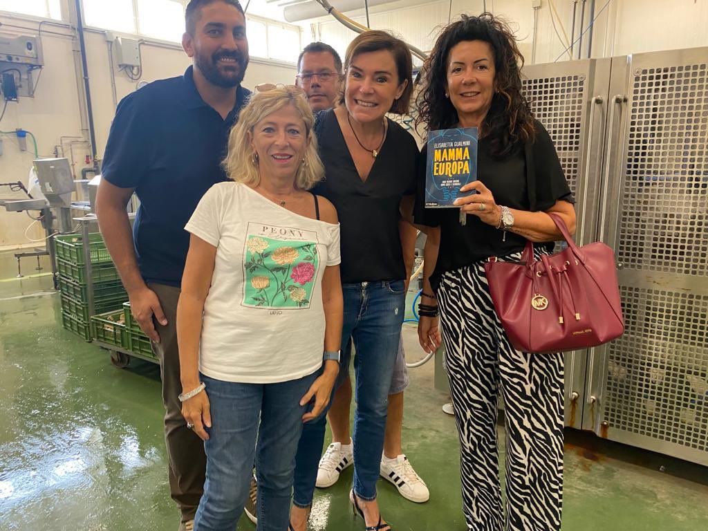 CristianMaretti's tweet photo. L’emergenza della proliferazione incontrollata del Granchio blu continua a preoccupare il mondo della pesca e dell’acquacoltura
La deputata europea @gualminielisa e la consigliera Regionale @Marzap17 hanno visitato la nostra cooperativa #COPEGO https://t.co/nqdaRZKPv9
