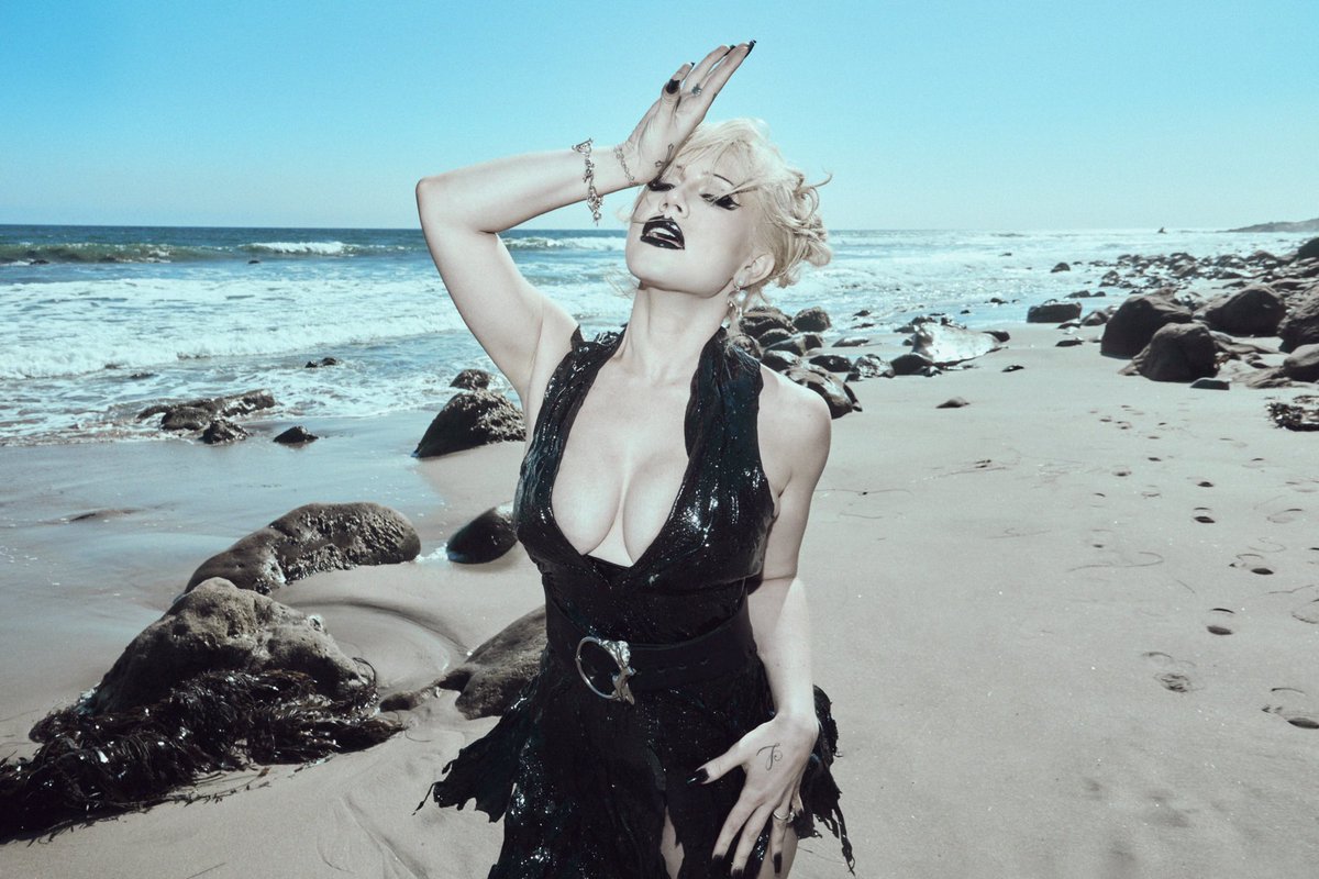 slayyyter's tweet photo. goth beach... me for @PolyesterZine ★ https://t.co/pcMFt9wku1